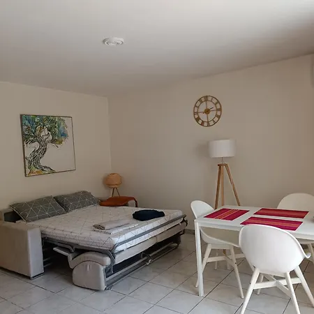 Studio Les Pins アパート